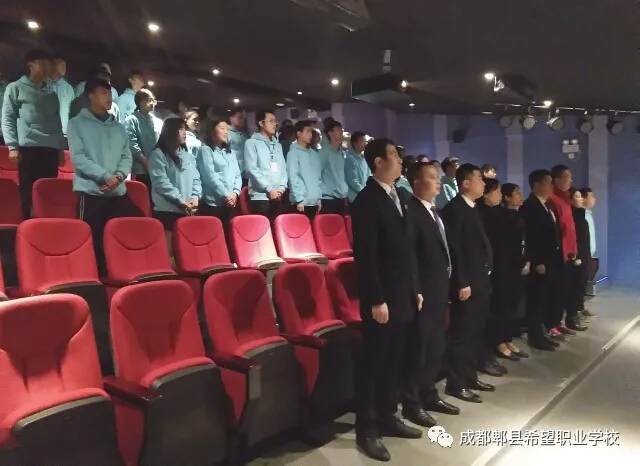 领导学生起立
