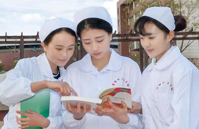 初中毕业上卫校取得大专学历的优势是什么
