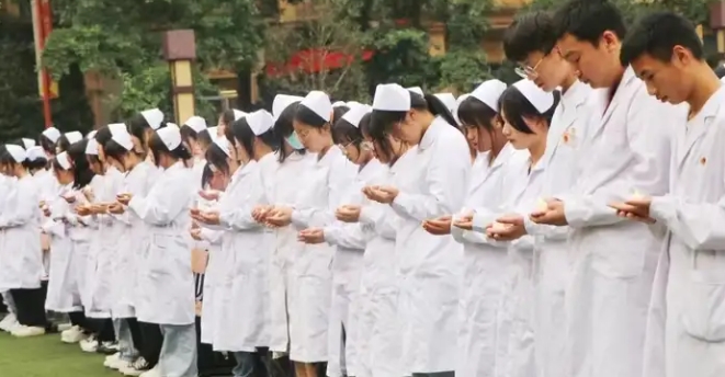 成都中医药大学附属医院针灸学校五年制高职专科。