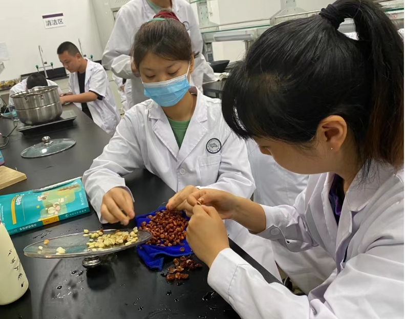 成都中医药大学峨眉学院中医药。‌