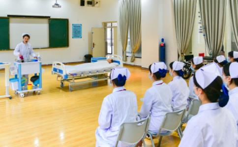 男生学高级护理专业就业前景怎么样？.jpg