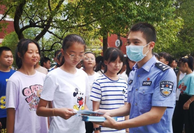 成都卫校开展法制教育入校园活动.jpg